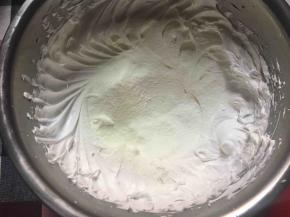 筛入玉米淀粉和全脂奶粉，并搅拌均匀