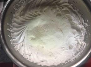 筛入玉米淀粉和全脂奶粉，并搅拌均匀