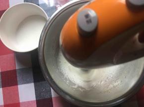 蛋白加入几滴柠檬汁先低速打发，出现鱼眼泡加入一半的细砂糖，蛋白稍微细腻了，就倒入另一半细砂糖转高速打发