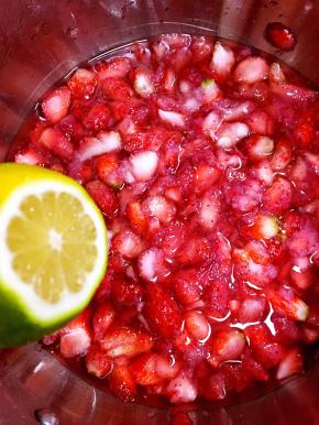 草莓放入糖过一晚会浸出草莓汁来，切开柠檬，用力攥紧柠檬让汁滴在草莓上