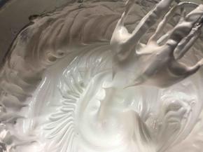 一直打发到硬性，蛋白霜呈细腻有光泽，直到打蛋头出现直立双小尖沟（蛋白打发很重要，直接影响到蛋白糖造型的立体纹路感）