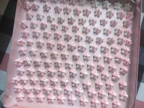 在托盘上垫上油纸，挤上小樱花，挤的时候记得俩俩间留点空隙（我的色素下得不多，所以成品颜色不明显，下次可以加多点，烘烤过程中，颜色也变得略浅）