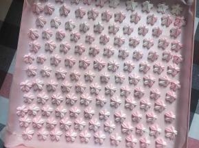 在托盘上垫上油纸，挤上小樱花，挤的时候记得俩俩间留点空隙（我的色素下得不多，所以成品颜色不明显，下次可以加多点，烘烤过程中，颜色也变得略浅）