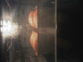 面团表面喷水，放到预热好180度的烤箱中烤制40分钟。