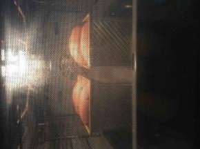 面团表面喷水，放到预热好180度的烤箱中烤制40分钟。