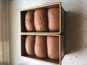 将吐司盒放到35度，湿度百分之85处进行二发，发到八成满