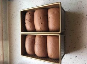 将吐司盒放到35度，湿度百分之85处进行二发，发到八成满