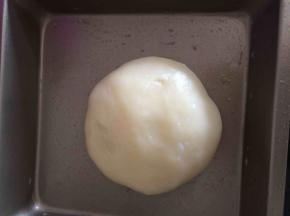 黄油完全揉进麻薯团后用保鲜膜包好放冰箱冷藏