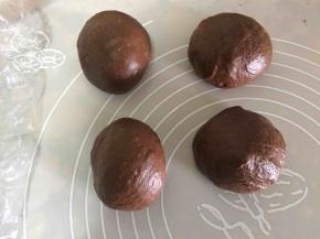 发酵好的面团取出用擀面杖排气，再分成4个同等大小的面团，揉圆，盖上保鲜膜，静置15分钟