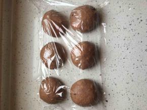 将面团平分成六份，滚圆松弛30分钟。
