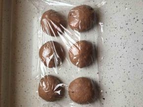 将面团平分成六份，滚圆松弛30分钟。
