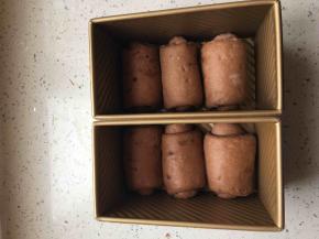 面团排气，擀成椭圆形，卷起，放入吐司盒排好