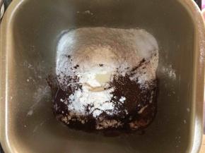 把除黄油外的材料，按照先液体后粉类最后酵母和盐的顺序把可可面团的材料放进面包桶，启动imix和面