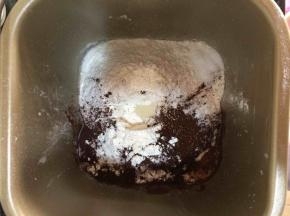 把除黄油外的材料，按照先液体后粉类最后酵母和盐的顺序把可可面团的材料放进面包桶，启动imix和面