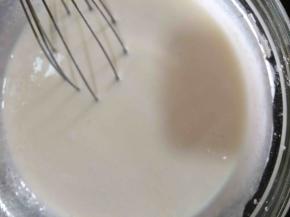 准备做麻薯。除了黄油，把水磨糯米粉，粟米粉，牛奶，糖混合均匀