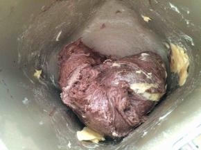 和面15分钟后加入软化的黄油