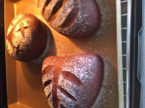 预热烤箱后，放中层，上下火180度20分钟