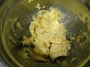 黄油切丁，室温软化。