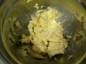 黄油切丁，室温软化。