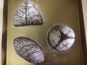 整成自己喜欢的形状，撒上低粉，用锋利的刀片快速轻割面团