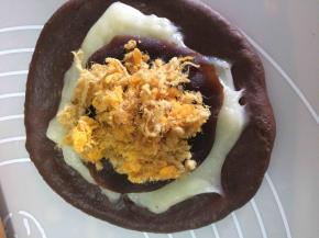 15分钟后，把静置好的面团擀开，铺上一层麻薯，豆沙，肉松，也可以加入自己喜欢的坚果，比如核桃