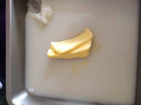 放到蒸锅里蒸到完全变透明的状态，稍微冷却一点就把25g黄油直接放上去，带上手套用手按压到糯米团完全把黄油吸收了为止。如果一次用不了这么多麻薯可以减量做