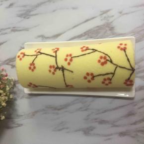 然后卷起来，（那张图忘记拍，拍了张画了巧克力树干的，没关系，一样的）
树干我用的巧克力笔画的，巧克力笔用热水泡一下，里面的巧克力软了就可以画了。（树干随意吧，连几多花都行的，看自己喜欢）