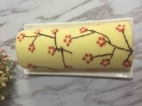 然后卷起来，（那张图忘记拍，拍了张画了巧克力树干的，没关系，一样的）
树干我用的巧克力笔画的，巧克力笔用热水泡一下，里面的巧克力软了就可以画了。（树干随意吧，连几多花都行的，看自己喜欢）