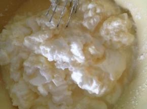 把蛋白霜加进蛋黄液里面。