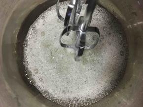 打发蛋白.分三次加糖.如图.加第一次