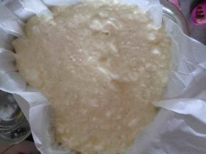 蛋白倒入蛋黄糊中，手抽翻拌，不要翻拌均匀。表面的蛋白用划圈的方式让它表面被蛋黄糊包裹，然后把蛋糕糊倒进模具里，（活底模具，用油纸包裹模具内里）
