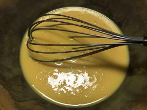 然后将加了糖和牛奶的蛋黄液加入之前装油和低粉的容器里.拌匀即可.别太久