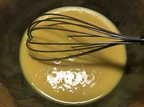 然后将加了糖和牛奶的蛋黄液加入之前装油和低粉的容器里.拌匀即可.别太久