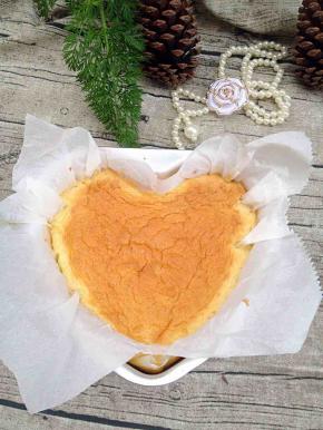 出炉后，不要马上脱模，连模具一起放网架上冷却温热，脱模后撕开油纸就可以吃了。