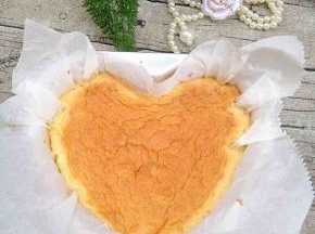 出炉后，不要马上脱模，连模具一起放网架上冷却温热，脱模后撕开油纸就可以吃了。