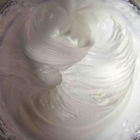 在冷却蛋糕的时候，我们先来打发淡奶油。
250克淡奶油加入20克糖粉，打发到8分发的样子。