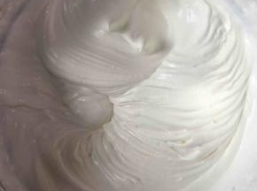 在冷却蛋糕的时候，我们先来打发淡奶油。
250克淡奶油加入20克糖粉，打发到8分发的样子。
