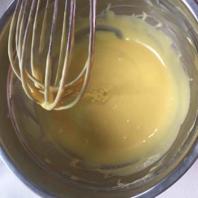 5:加入蛋黄，画“Z”字搅拌均匀。（我是分两次加的