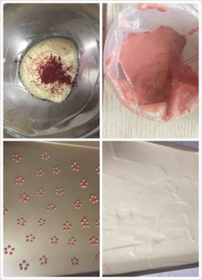 8:取一点蛋糕糊出来，加入一点红曲粉，翻拌均匀，装入一个裱花袋中，先在烤盘上挤上花朵形状，花朵先入烤箱烤90秒，拿出来然后把剩余的蛋糕糊倒入烤盘，铺均匀，用刮板刮平表面