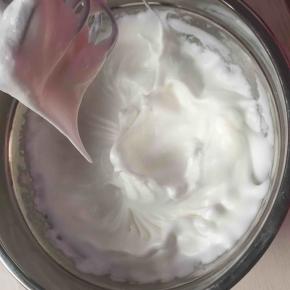 6:打发蛋白。先在蛋白中滴几滴柠檬汁，糖分三次加入蛋白中打发至大弯钩。做蛋糕卷不需要打到很干性，以免卷的时候开裂。（这里可以先预热烤箱，190度）