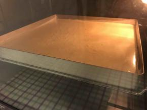 最后倒入铺了油纸的烤盘.140度40分钟.出炉后倒扣在干净油纸上.撕掉面上的油纸.再盖回去.温热时即可抹上草莓酱卷起来啦.送入冰箱小小的冷藏一会儿定定形