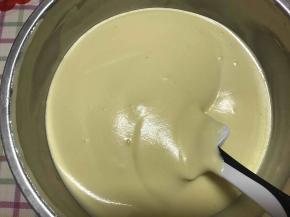 把翻拌均匀的蛋黄糊倒回蛋白盆里.翻拌均匀