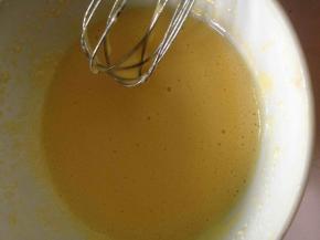 分离蛋白蛋黄。然后在蛋黄里加进10克牛奶，搅拌均匀至颜色变浅