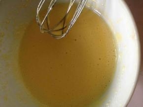 分离蛋白蛋黄。然后在蛋黄里加进10克牛奶，搅拌均匀至颜色变浅