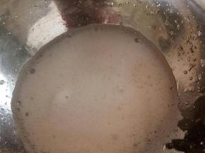 蛋清分三次加糖打发，鱼眼泡时加第一次