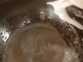 打至硬性发泡，即小尖角，烤箱预热上下火100度