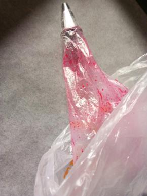 裱花袋加一点不同的颜色，如图，装入蛋白糊