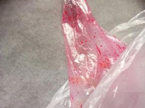 裱花袋加一点不同的颜色，如图，装入蛋白糊