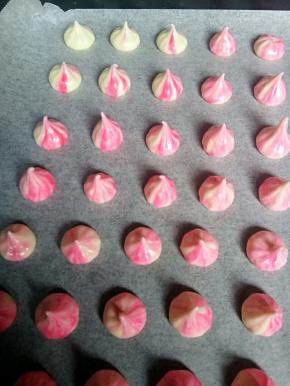 挤在烤盘，送入烤箱中下层，