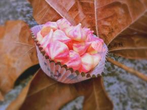 可以从油纸上轻易揭下来即可，